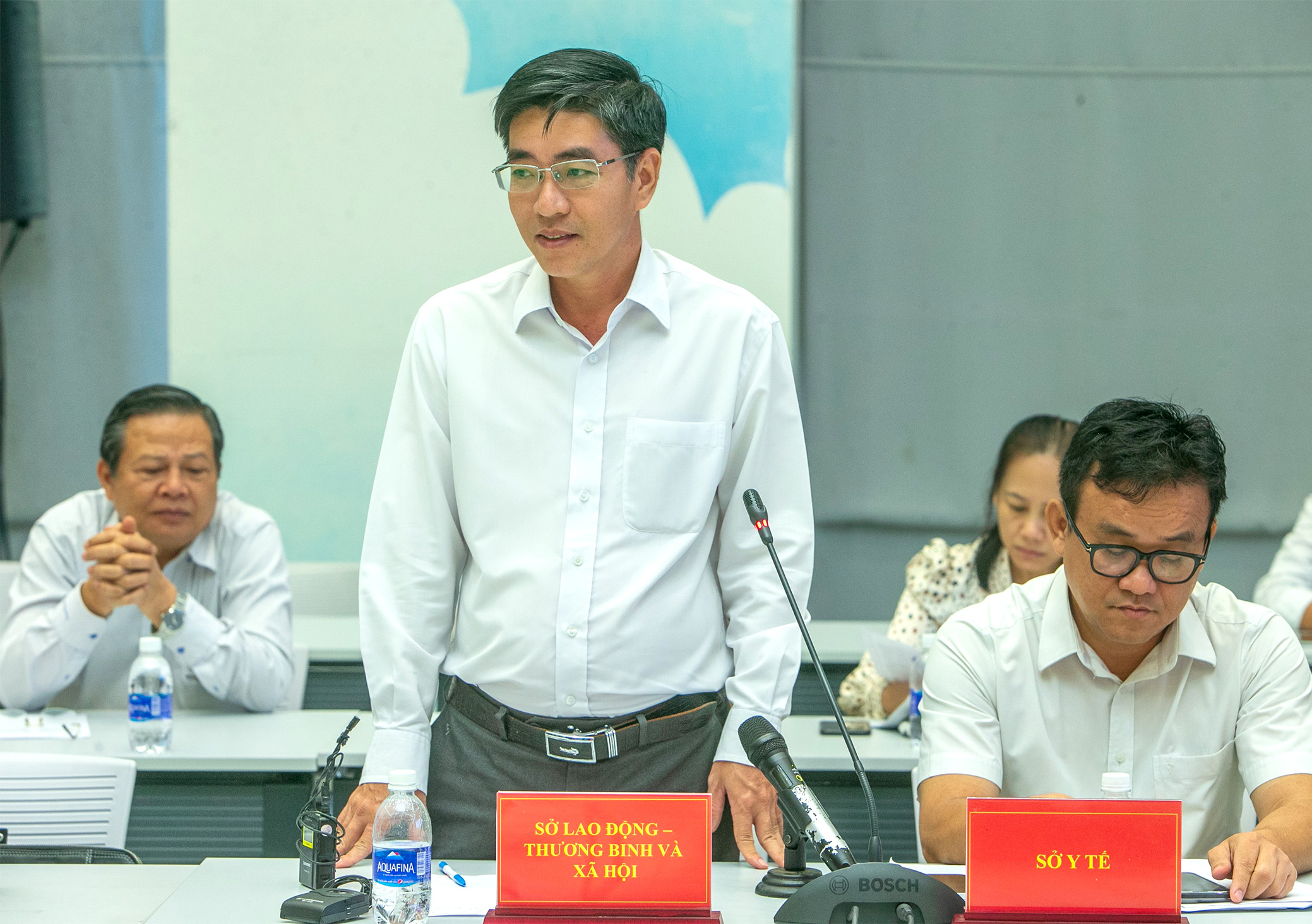 Đồng chí Phạm Văn Tuyên, Phó Giám đốc Sở Lao động Thương binh và Xã hội trả lới báo chí tại họp báo.